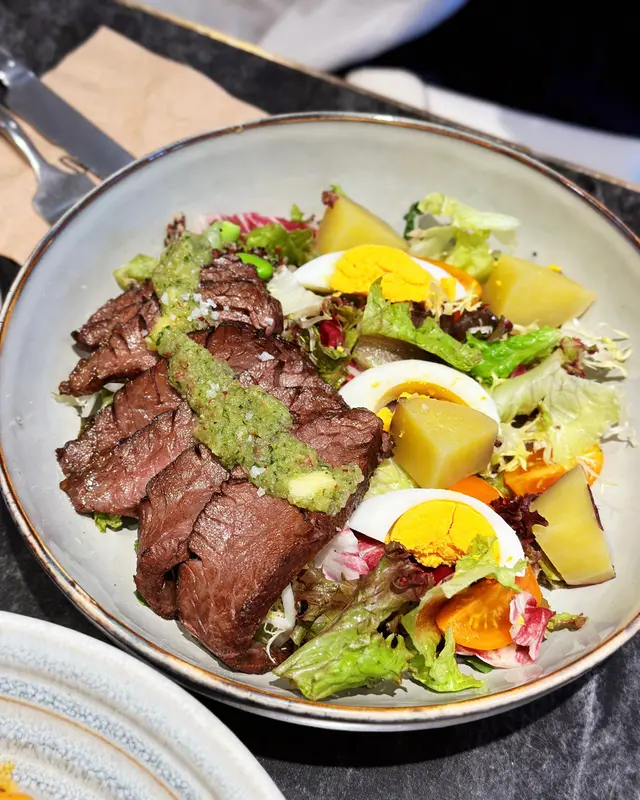 香烤牛腹肉配金薯藜麥沙律