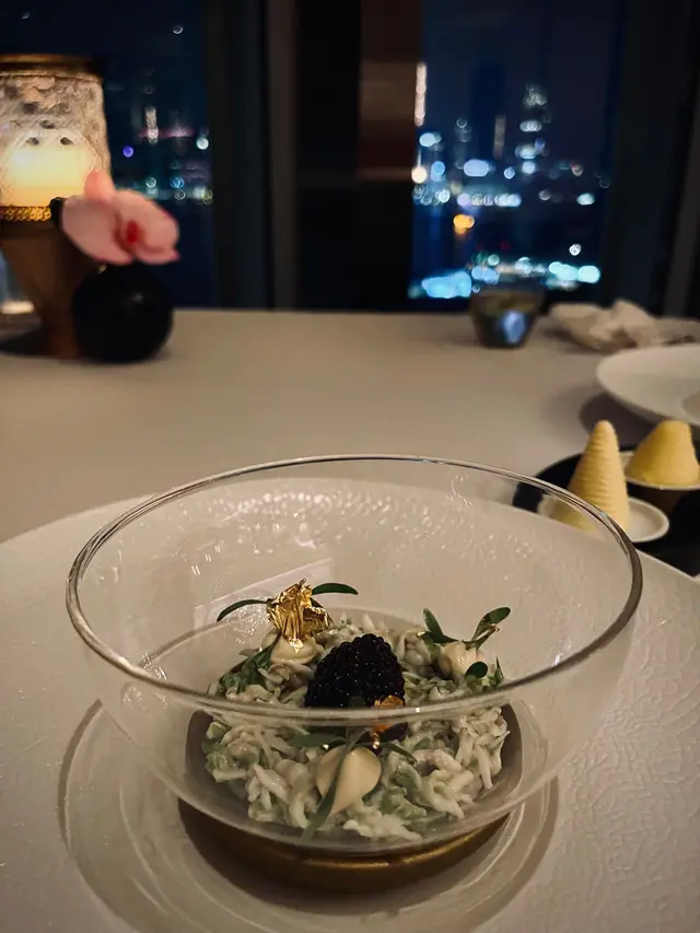 阿拉斯加蟹肉伴海鲜啫喱及法國生蠔配特級魚子醬