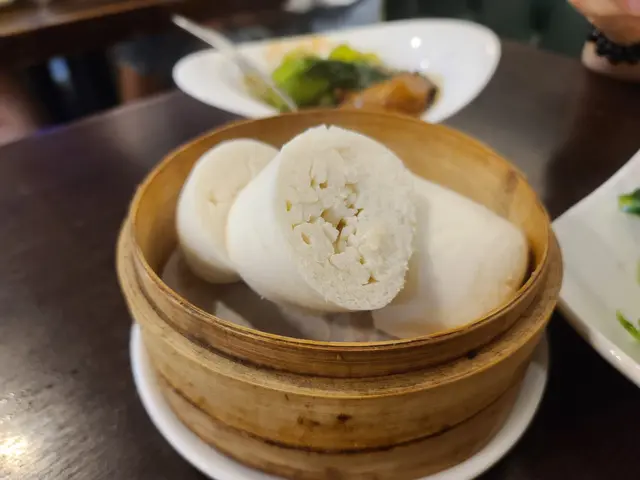 銀絲卷,包裡真係一絲絲結合而成,質地柔軟又唔黏牙。