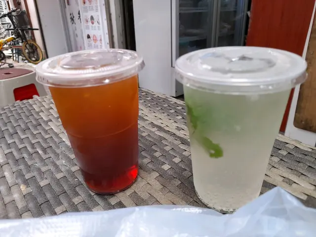 左:凍青檸檬紅茶, 右:凍青檸薄荷葉梳打