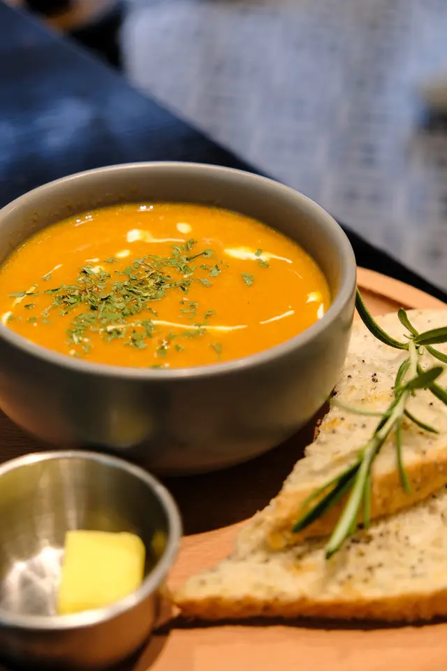 法式粒粒蝦肉龍蝦湯配酸種包 