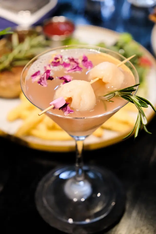 𝘽𝙇𝙊𝙎𝙎𝙊𝙈 𝙄𝙉 𝙏𝙃𝙀 𝙂𝙇𝘼𝙎𝙎