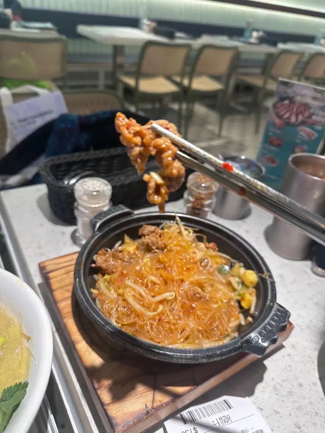 肥牛數量得五件 肉眼見到有幾細塊 同店員反映問題 佢話我哋間嘢食啲肥牛係得咁細塊 煮完之後捲埋咗 
問號曬 完全冇打算幫你解決問題 第一次見一個$75嘅煲全部都係粉絲 得五粒肥牛
完全唔建議大家幫襯