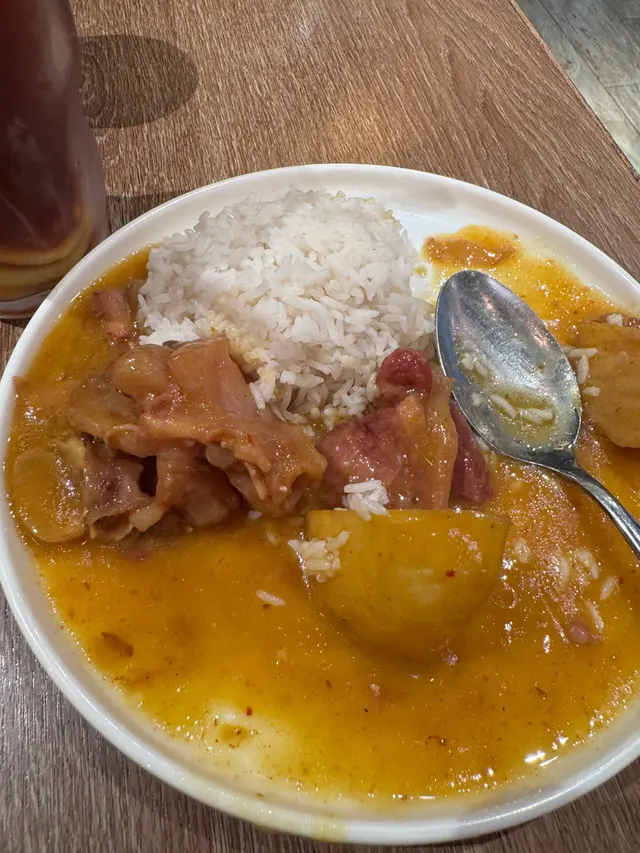 本身覺得呢間有啲餐係唔錯，因為近地鐵站就揀咗去，但係個咖喱飯咁都出得比客人食，廚房覺得冇問題，出面樓面都覺得冇問題，咁我點敢投訴，一粒牛筋加一粒牛腩 😂😂😂 咖喱味道怪怪，冇咖喱粉味，完全唔知邊個國家 
下次都係唔夠膽食其他嘢食返pho，之前試過佢哋個茄汁焗飯，真係茄汁溝水焗飯😂😂😂 早知食兩餸飯
我接受唔到因為我係煮東南亞的菜