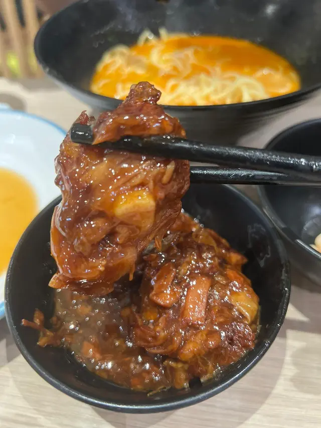 黑糖黑醋排骨擔擔麵