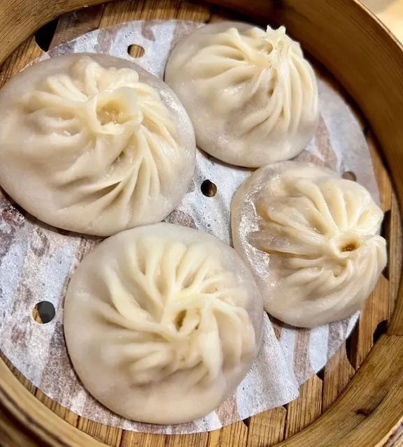 皮薄餡靚，湯汁較多，鮮肉好入味，百吃不膩，每日下午1:30-3:00仲限時優惠，以優惠價就可以嘆到。超好味嘅小籠包啦！