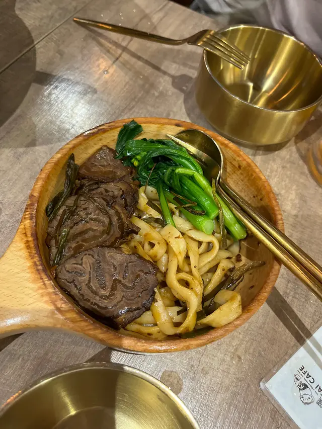 秘製滷牛展拼手炒蔥油麵