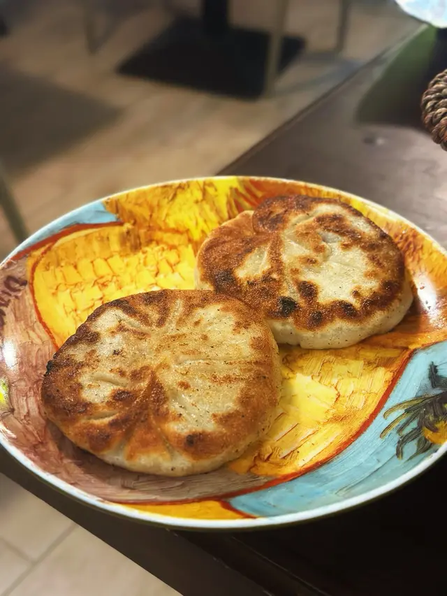 呢個絕對係我地食過數一數二好食既牛肉餅
第一次覺得牛肉餅個皮好食👍🏻，平時牛肉餅既focus點係個餡、多唔多湯汁
呢個牛肉餅既皮非常香脆，而且調味好惹味，第一啖咬落去已經好驚艷，我地覺得比個餡更出色