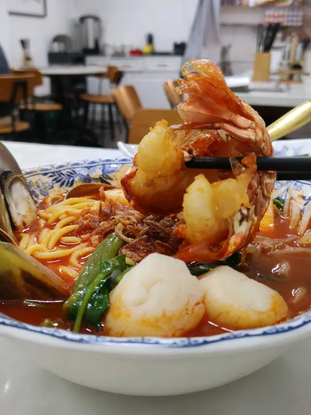 龍蝦尾海鮮濃湯蝦麵