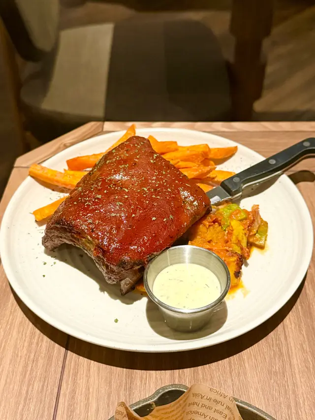 慢煮BBQ醬美國豬肋骨伴蕃薯條及普羅旺斯燉菜