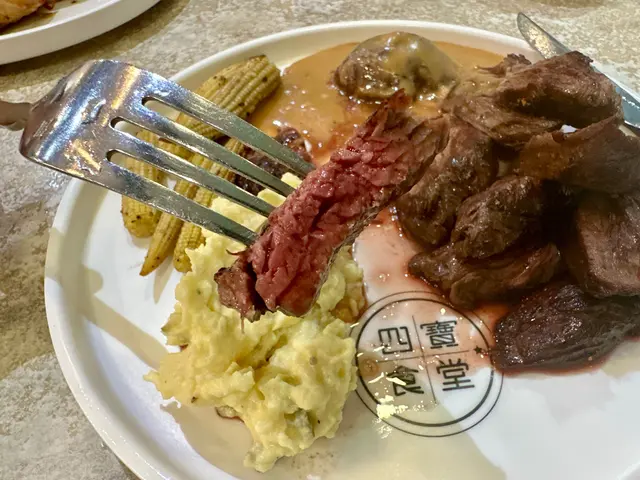 熟成度拿捏得剛好!
五成熟封門柳,切開帶點血水,
肉味香濃,軟嫩多汁,及得上西餐廳嘅質素!😋
雖然賣相唔係幾好,不過味道確實相當唔錯