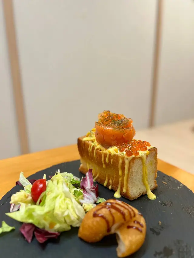 雙重三文魚芝士滑蛋盒子吐司