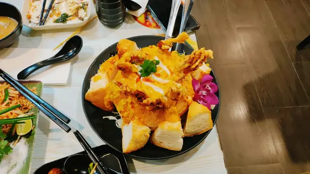 
#麵包咖哩軟殼蟹 #咖哩軟殼蟹農夫包
#香港美食 #香港泰國菜 #泰國餐廳 #佐敦美食 #香港探店 #佐敦探店 #香港必食餐廳 #泰國菜	