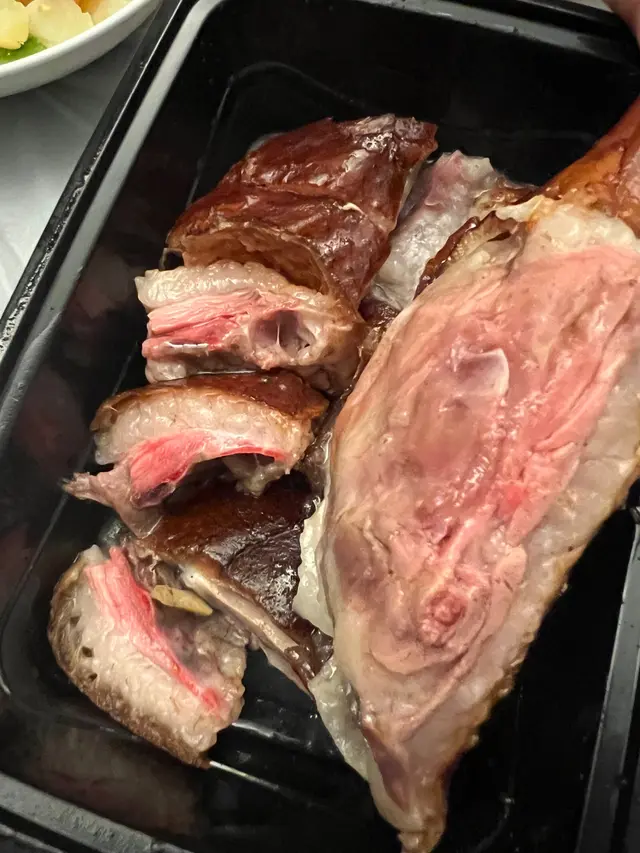 以後吾會再幫襯,從來未食過啲肉甘既顏色燒鵝,成隻生既,個師傅都可以切得出黎,真係誇張