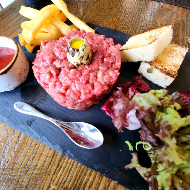 生牛肉他他配薯條