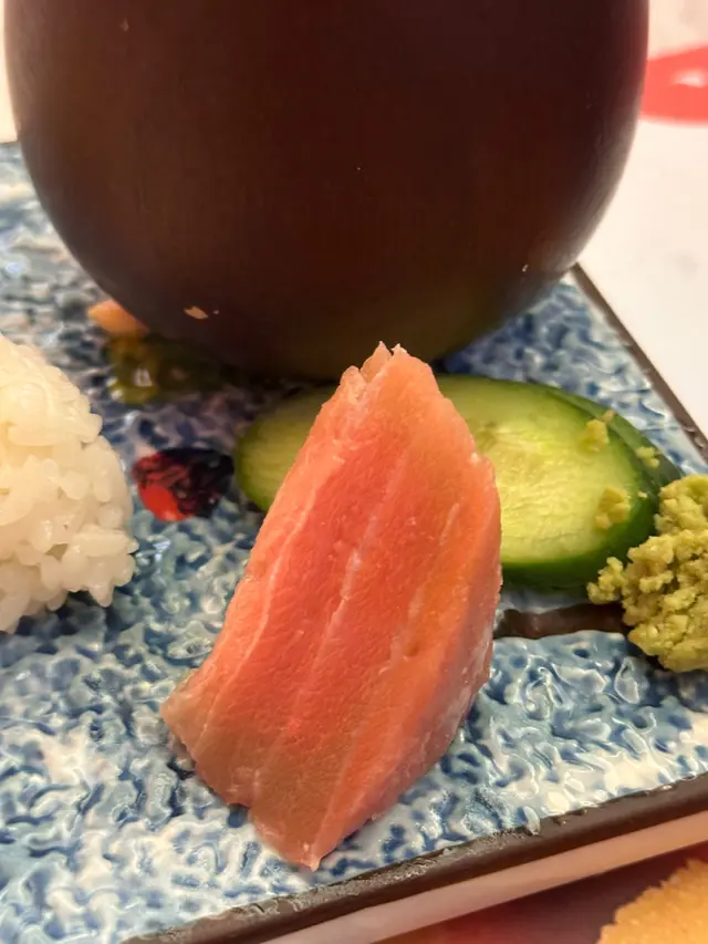 其餘刺身基本上好食,但望到呢一嚿完全唔想食,自己諗