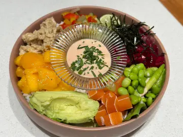 夏日芒果三文魚牛油果蓋飯碗