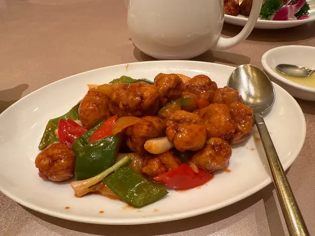 人生中食過可以叫做最難食嘅咕嚕肉，第一，佢個肉炸咗出嚟食起身係硬嘅，咕嚕肉個汁，又唔係酸，又唔係甜，￼完全引起唔到食慾，真係唔知佢想點，極度失望，我求其去一間酒樓食都會好食過佢，我建議呢間餐廳嘅廚師行去附近萬麗酒店滿福樓試吓人哋個咕嚕肉跟住再自我檢討！