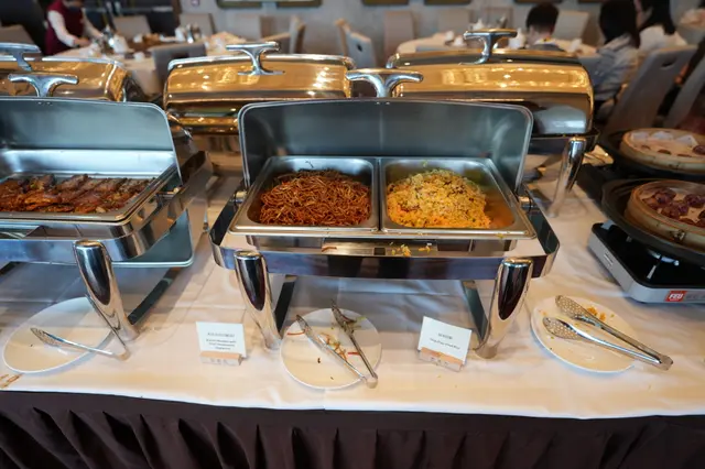 鮮菇炆伊麵，楊州炒飯