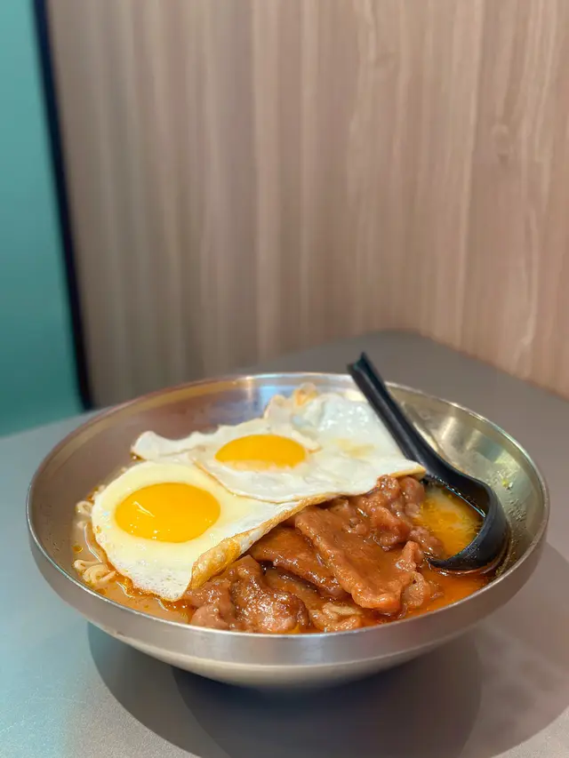 沙嗲牛肉煎雙蛋公仔麵