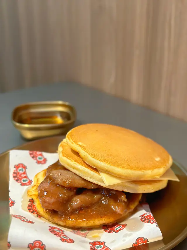 沙嗲牛肉芝士熱香餅漢堡