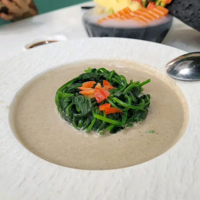 忌廉蘑菇濃湯佐菠菜苗