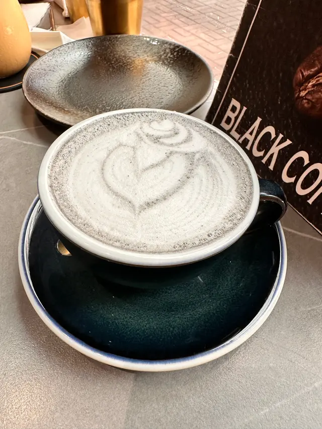 竹炭黑芝麻鮮奶