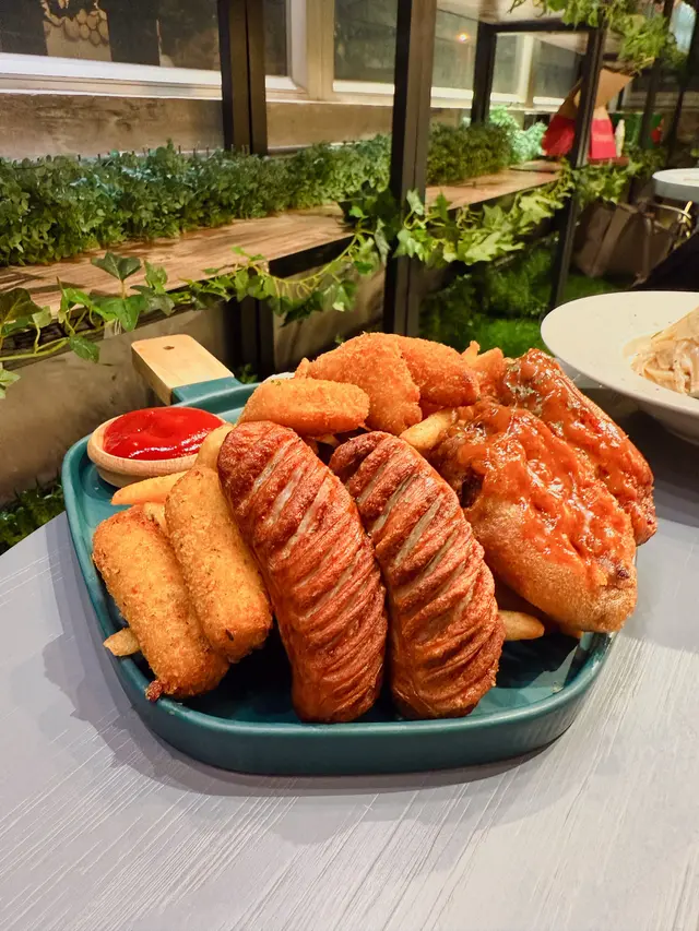 牆城小食拼盤配自家製蛋黃醬