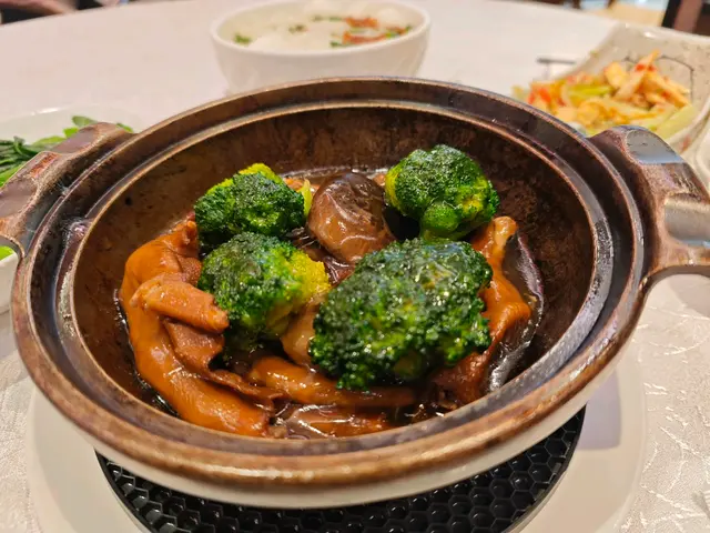 蠔皇北菇鵝掌煲