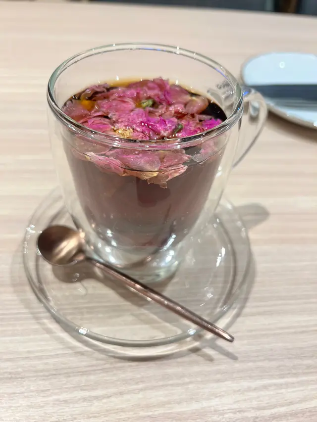 茶木裝修完感覺舒服好多，食左牛肉麵 下午茶$68 有飲品 我覺得好好食，牛肉麵不會好細碗，牛肉好林好好食，杯玫瑰花紅茶好飲，￼賣相都好靚。