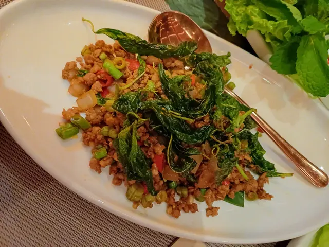 泰式豬肉碎羅勒葉包