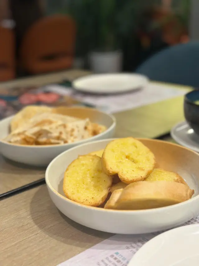 蒜蓉包+ 油酥餅