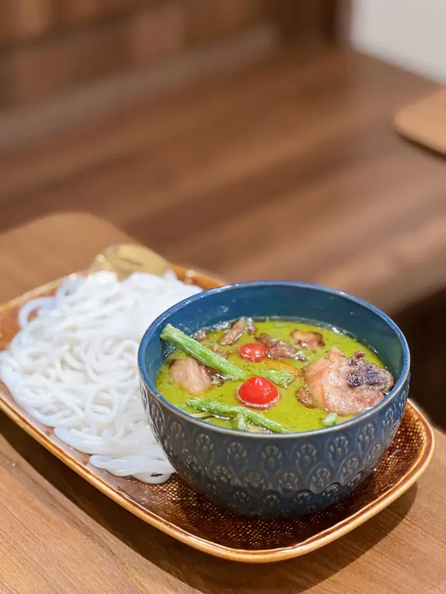 青咖喱雞撈米線