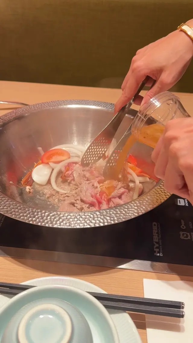 湯底選用招牌爆炒海味石頭湯，使用150g的培根豬爆香，湯底一炒好就可以享用。這樣的製作方式讓湯底本身就充滿濃郁的香氣，讓人食慾大開。