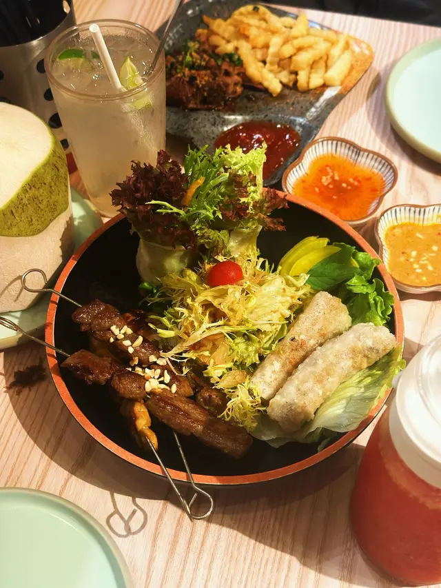 
拼盤有春卷、沙嗲雞串、沙嗲牛串、素米紙卷、柚子沙律
特別鍾意春卷和柚子沙律🥗
春卷十分香脆，配上越式酸辣汁係非常香口既小食
柚子沙律既汁調得好清新開胃，好適合食左咁多炸野之後解膩
