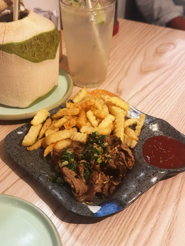 
第一次見越南餐有賣燒牛肉和薯條
牛肉食落似日式汁燒牛肉都唔錯
