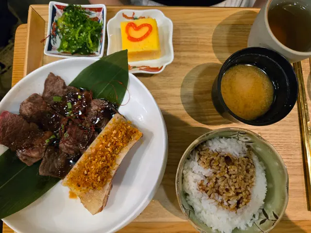 牛骨髓套餐性價比不高，食物味道及質素一般，肉沒有慢煮的感覺，牛肉和另一個豬肉餐的肉質皆粗糙。餐點適合打卡。
同大角咀另一間多人排隊既拉麵店一樣，名大於實。奇怪都係多人吹捧。
