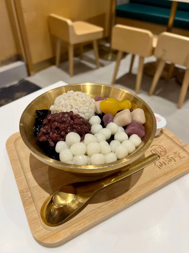 份量算足，材料新鮮味道好！可以一試👍🏼
但職員帶位、下單態度懶散，沒精打采，又點可收客人10%服務費呢，有待改善！