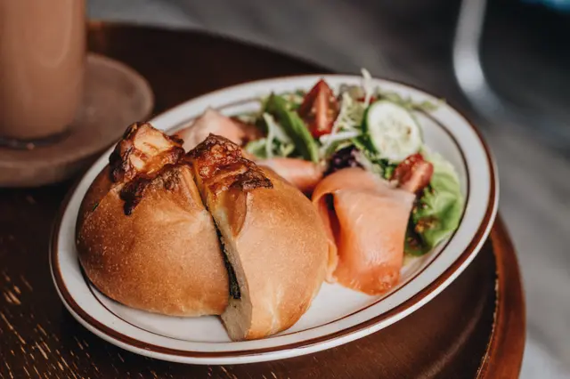 菠菜軟包配煙三文魚沙律