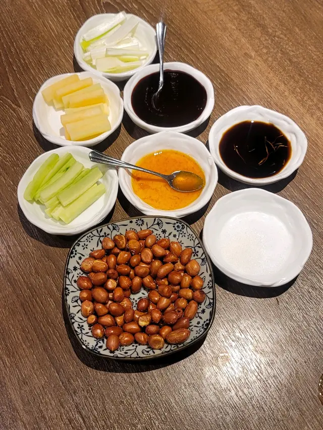 青瓜、京蔥、哈蜜瓜、烤鴨醬和蜂蜜黃梅醬