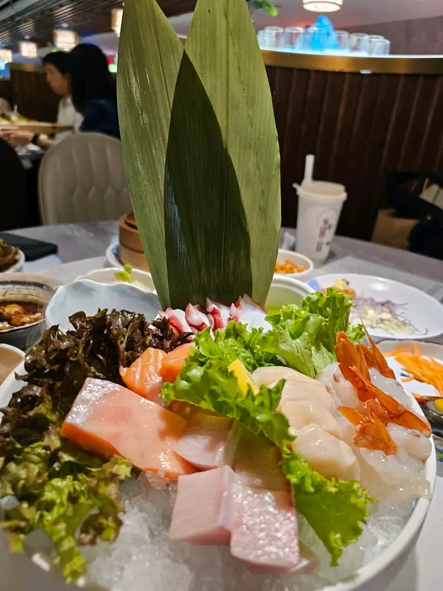 刺身-每枱一份，如5位以上以一隻船上，另加送魚子醬及海膽