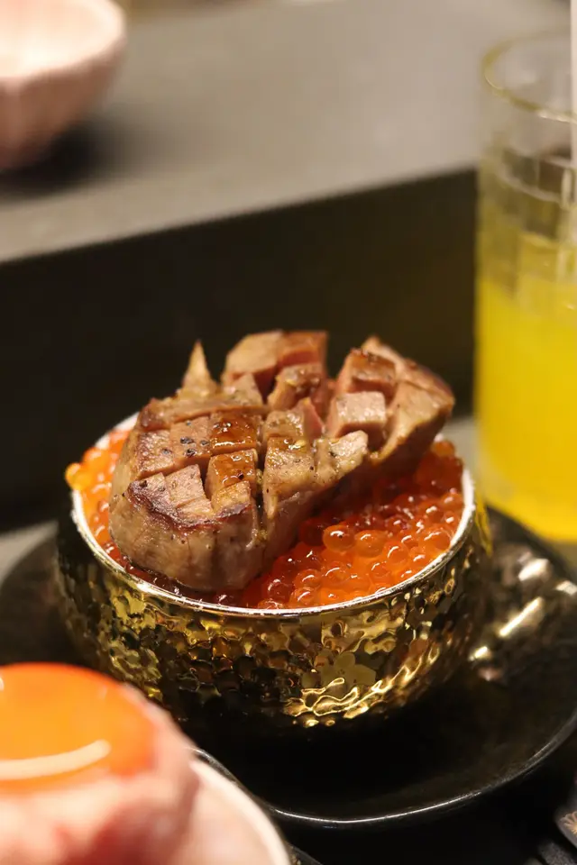 戀丼。目見特厚燒牛舌三文魚籽 (限量供應)