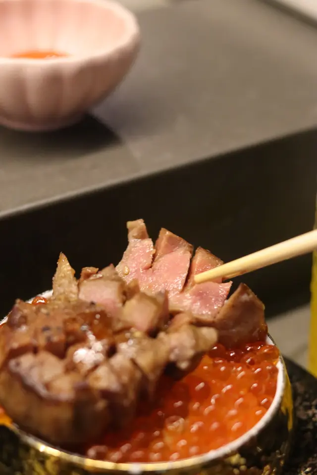 戀丼。目見特厚燒牛舌三文魚籽 (限量供應)