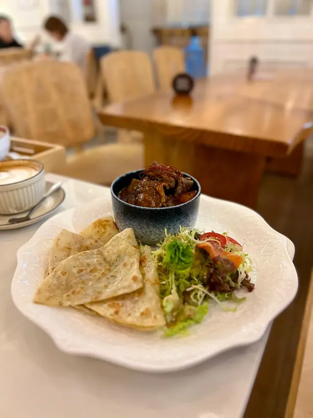 台式紅燒牛肋條配手抓餅伴田園沙律