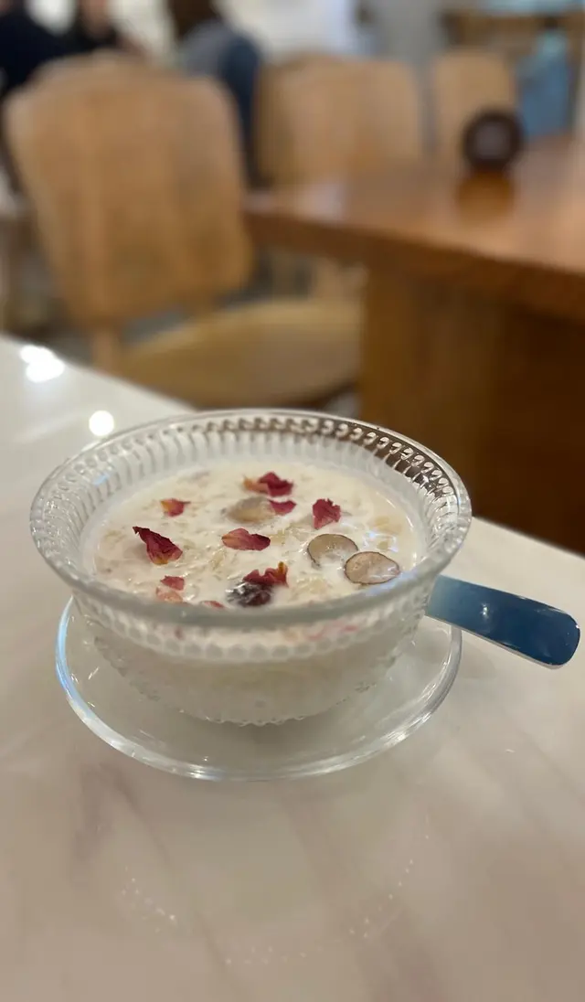 紅棗、杞子、桂園、雪耳燉鮮奶