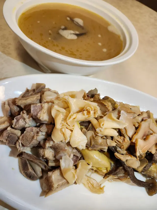 花膠響螺煲雞湯