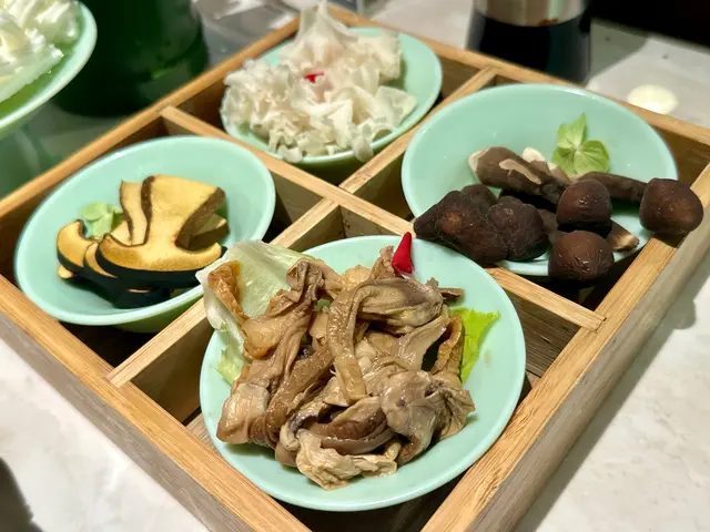 一份有齊鮮牛肝菌、黑松茸菌、繡球菌和雞樅菌共四款，全部由雲南直送到港，
個人最欣賞繡球菌，含有膠原蛋白口感，菌香濃郁，肉質脆嫩👍🏻