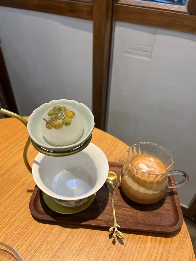 山茶花冰球拿鐵