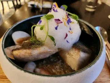 香煎智利黑鱈魚配烤海鮮跟海鮮蟹肉汁海鮮泡沫