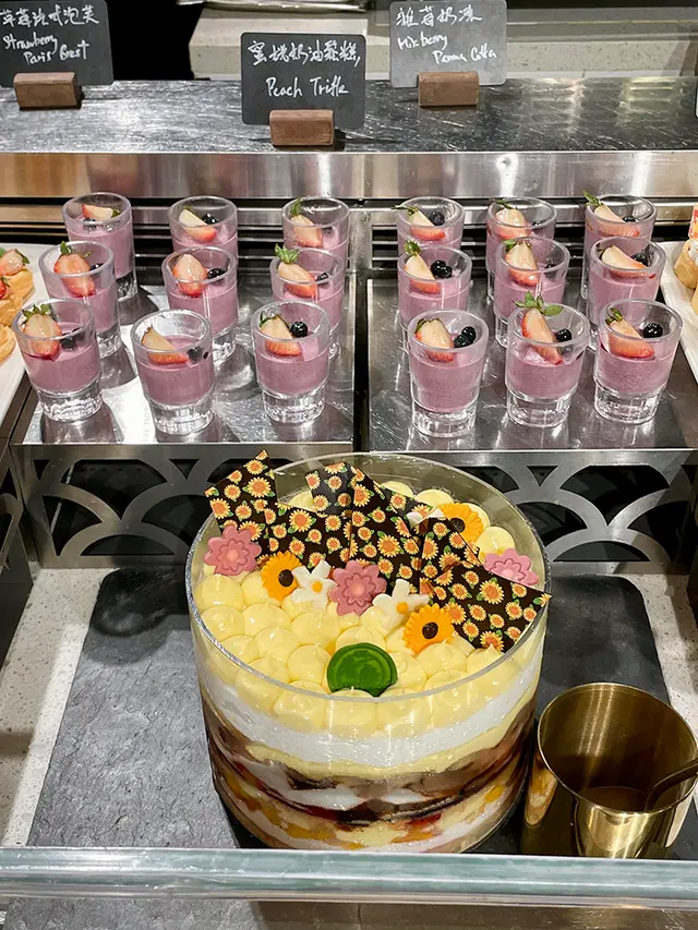 雜莓奶凍(上）及蜜桃奶油蛋糕(下